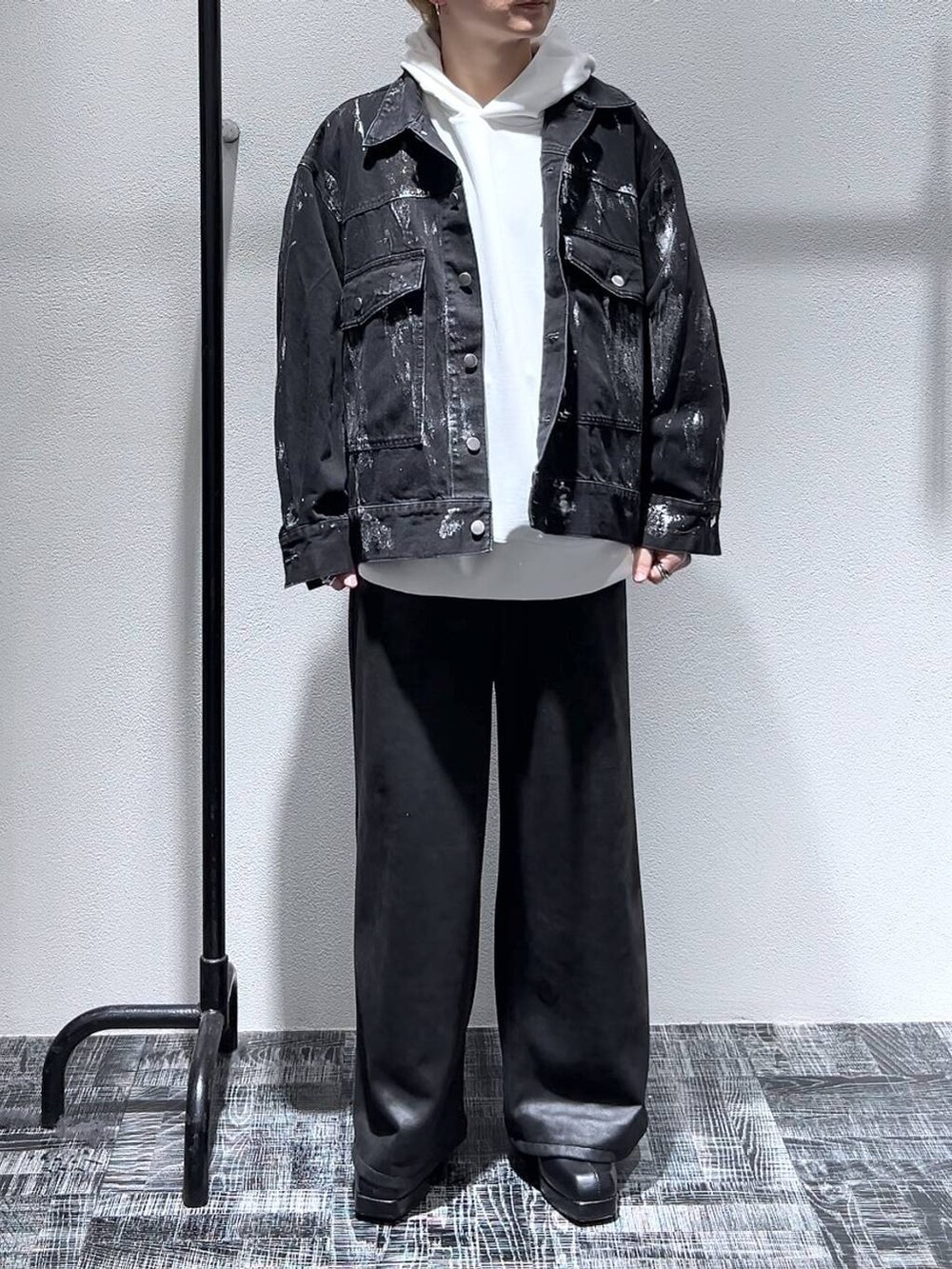 ブラック系のブーツ、ブラック系のその他パンツ、ブラック系のデニムジャケットを着用したメンズの冬コーディネートの2枚目の写真