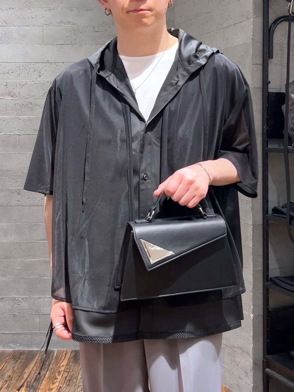 「モード、オーバーサイズ、HARE、ワイドパンツ、タンクトップ、シャツ、夏コーデ、低身長、きれいめ」|「HAREの【SET UP対応】TOROMIワイドパンツ(HARE)(スラックス、グレー系)」を使った、HARE もりたいさん(メンズ・168cm)の春コーディネートの5枚目の写真