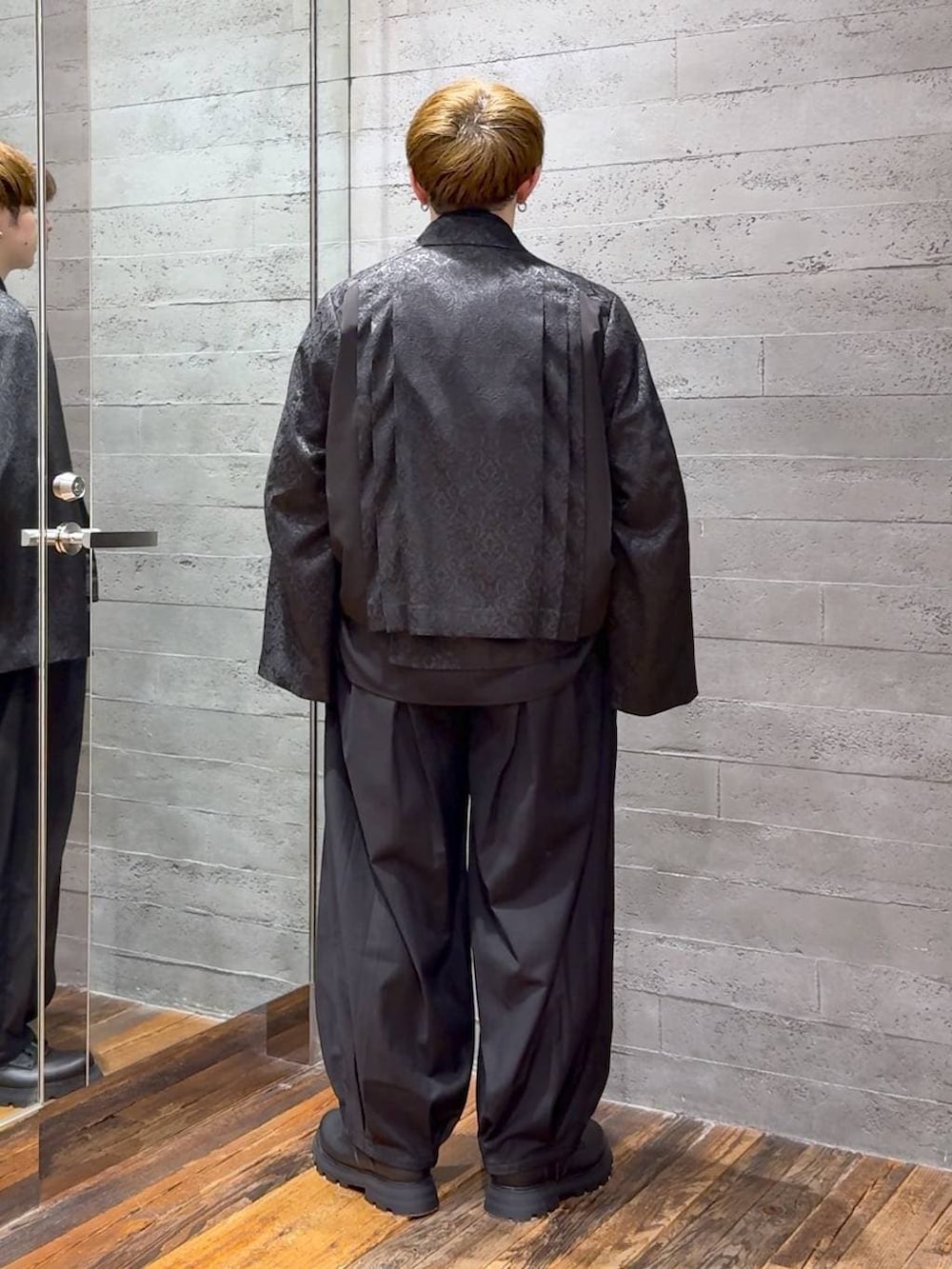 ブラック系のシャツ/ブラウス、ブラック系のその他パンツ、ブラック系のテーラードジャケットを着用したメンズの春コーディネートの3枚目の写真