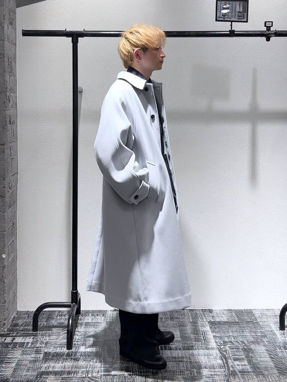 グレー系のステンカラーコート、ブラック系のショルダーバッグ、ブラック系のドレスシューズを着用したメンズの冬コーディネートの3枚目の写真