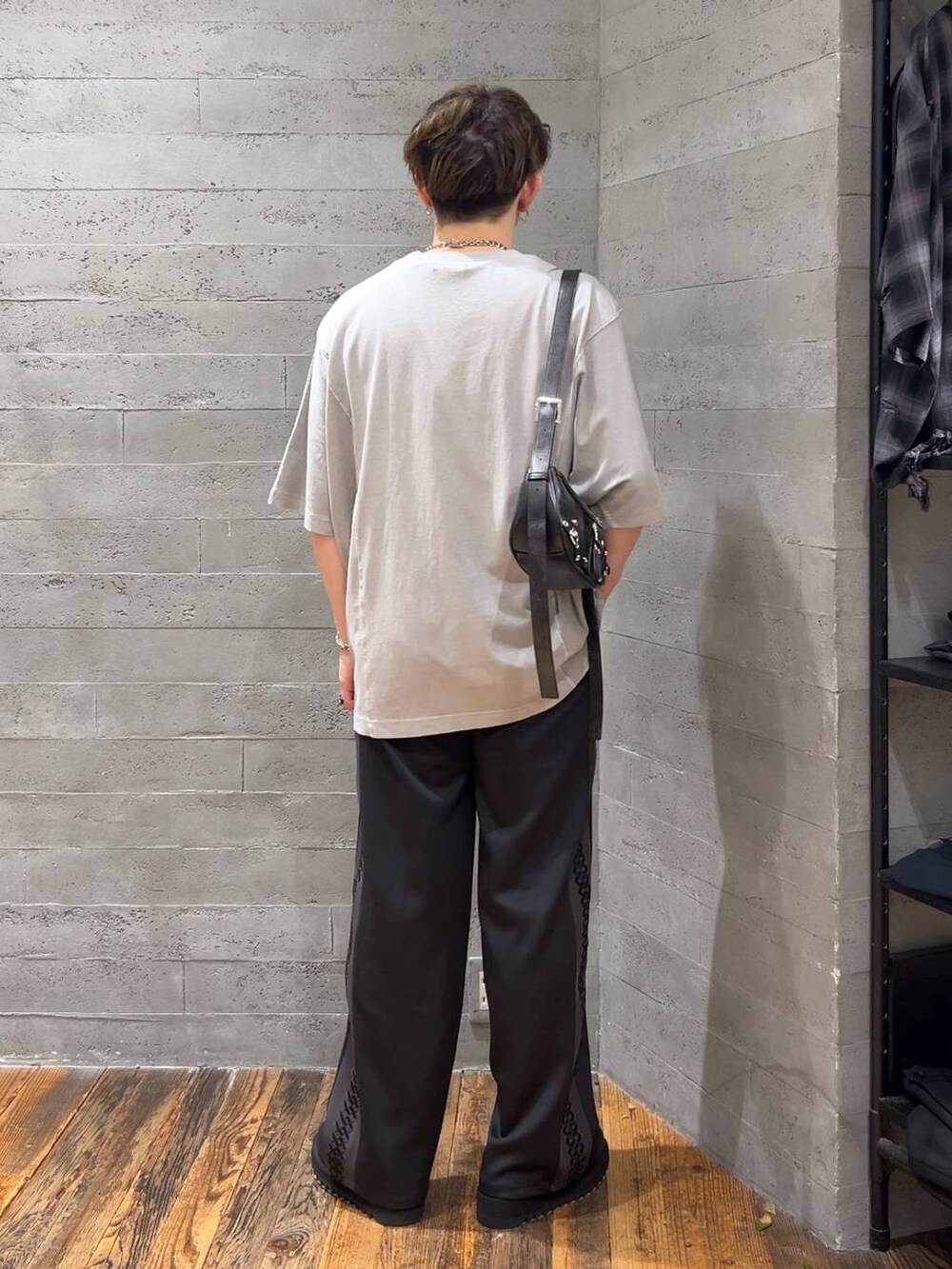 グレー系のTシャツ/カットソー、ブラック系のドレスシューズ、ブラック系のショルダーバッグを着用したメンズの夏コーディネートの3枚目の写真