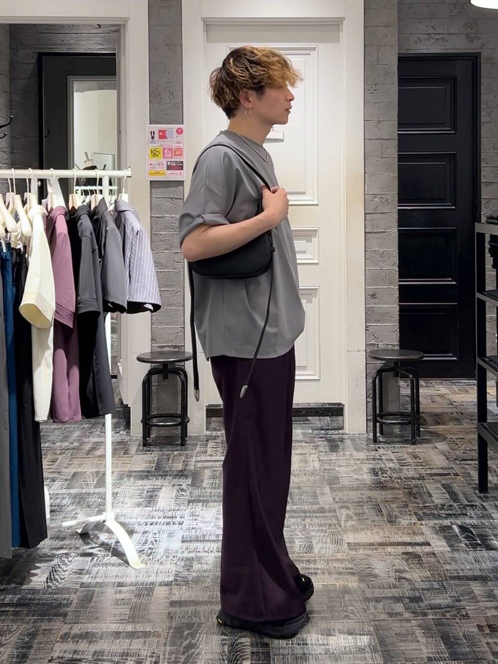 ブラック系のサンダル、グレー系のTシャツ/カットソー、ブラック系のショルダーバッグを着用したメンズの夏コーディネートの2枚目の写真