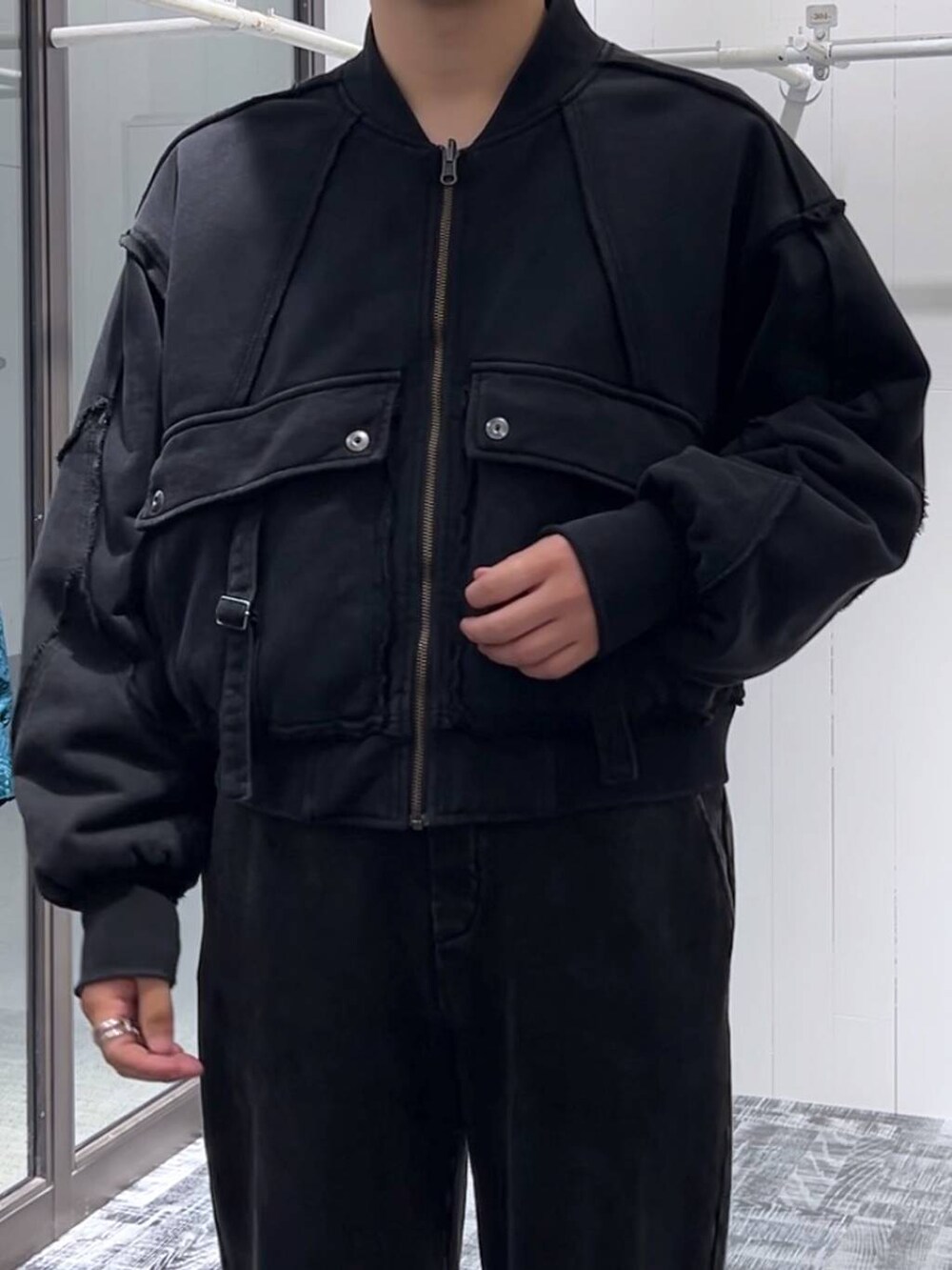 ブラック系のスウェットパンツ、ブラック系のブルゾンを着用したメンズの秋コーディネートの5枚目の写真