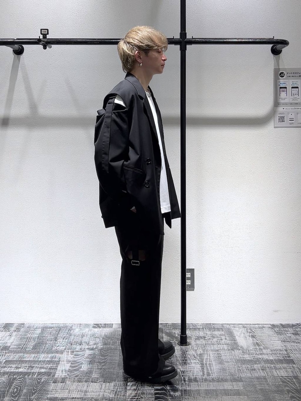 ブラック系のテーラードジャケット、ブラック系のドレスシューズ、ブラック系のスラックスを着用したメンズの冬コーディネートの3枚目の写真