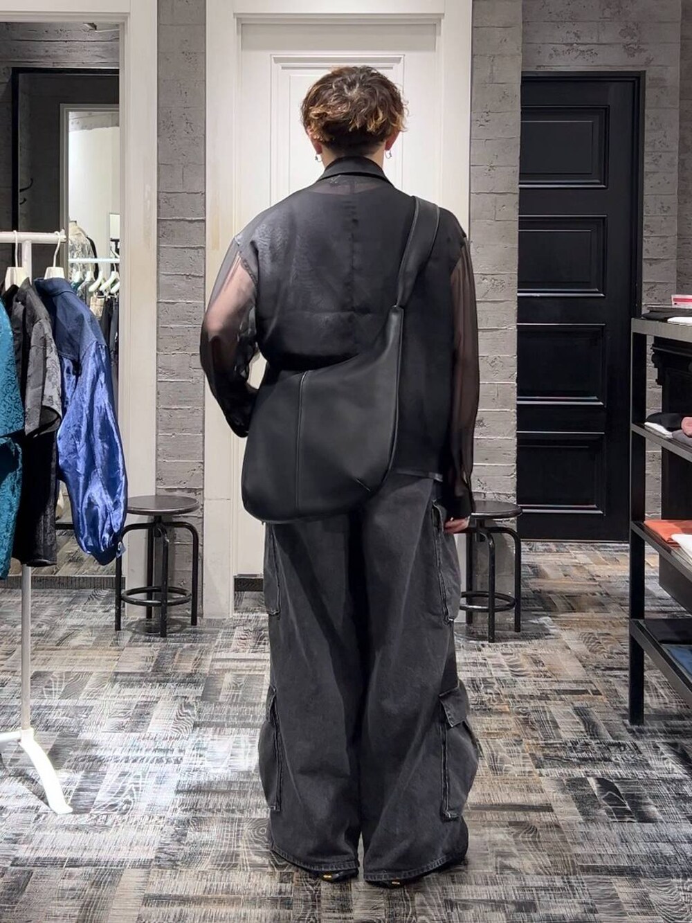 グレー系のTシャツ/カットソー、ブラック系のショルダーバッグ、ブラック系のサンダルを着用したメンズの夏コーディネートの4枚目の写真