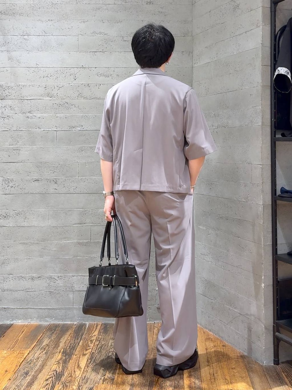 ブラック系のサンダル、ブラック系のTシャツ/カットソー、ブラウン系のテーラードジャケットを着用したメンズの夏コーディネートの3枚目の写真