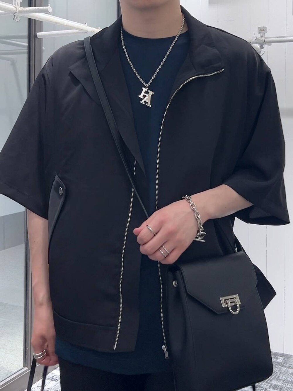 ブラック系のドレスシューズ、ブラック系のショルダーバッグ、ブラック系のシャツ/ブラウスを着用したメンズの夏コーディネートの3枚目の写真