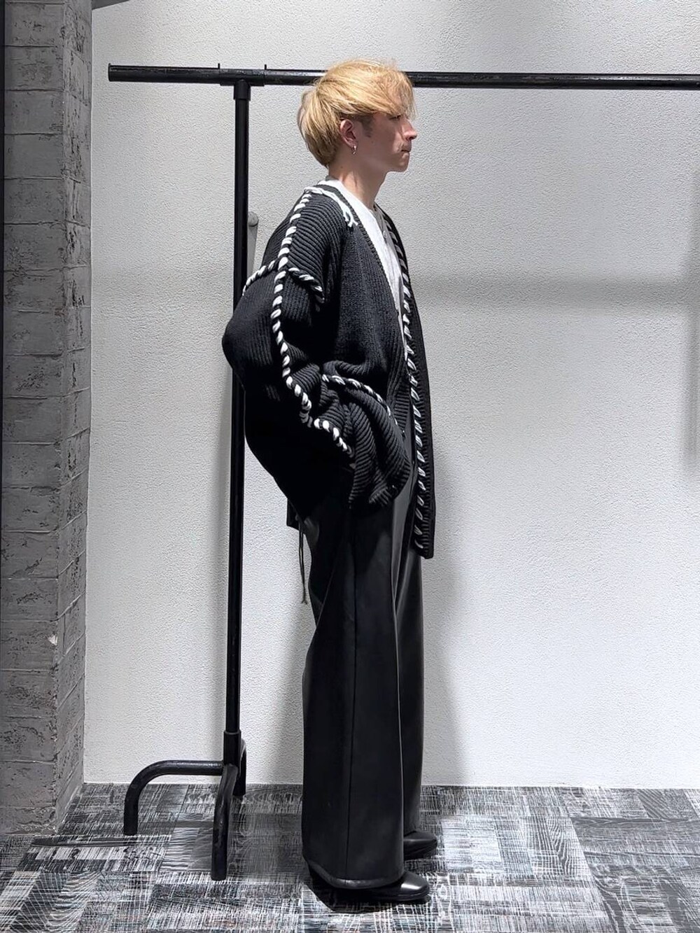 ブラック系のドレスシューズ、ブラック系のその他パンツ、グレー系のスウェットを着用したメンズの秋コーディネートの3枚目の写真
