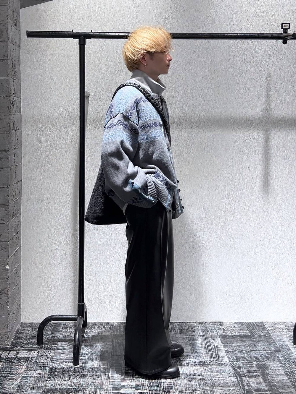 ブラック系のその他パンツ、グレー系のスウェット、グレー系のカーディガン/ボレロを着用したメンズの冬コーディネートの3枚目の写真