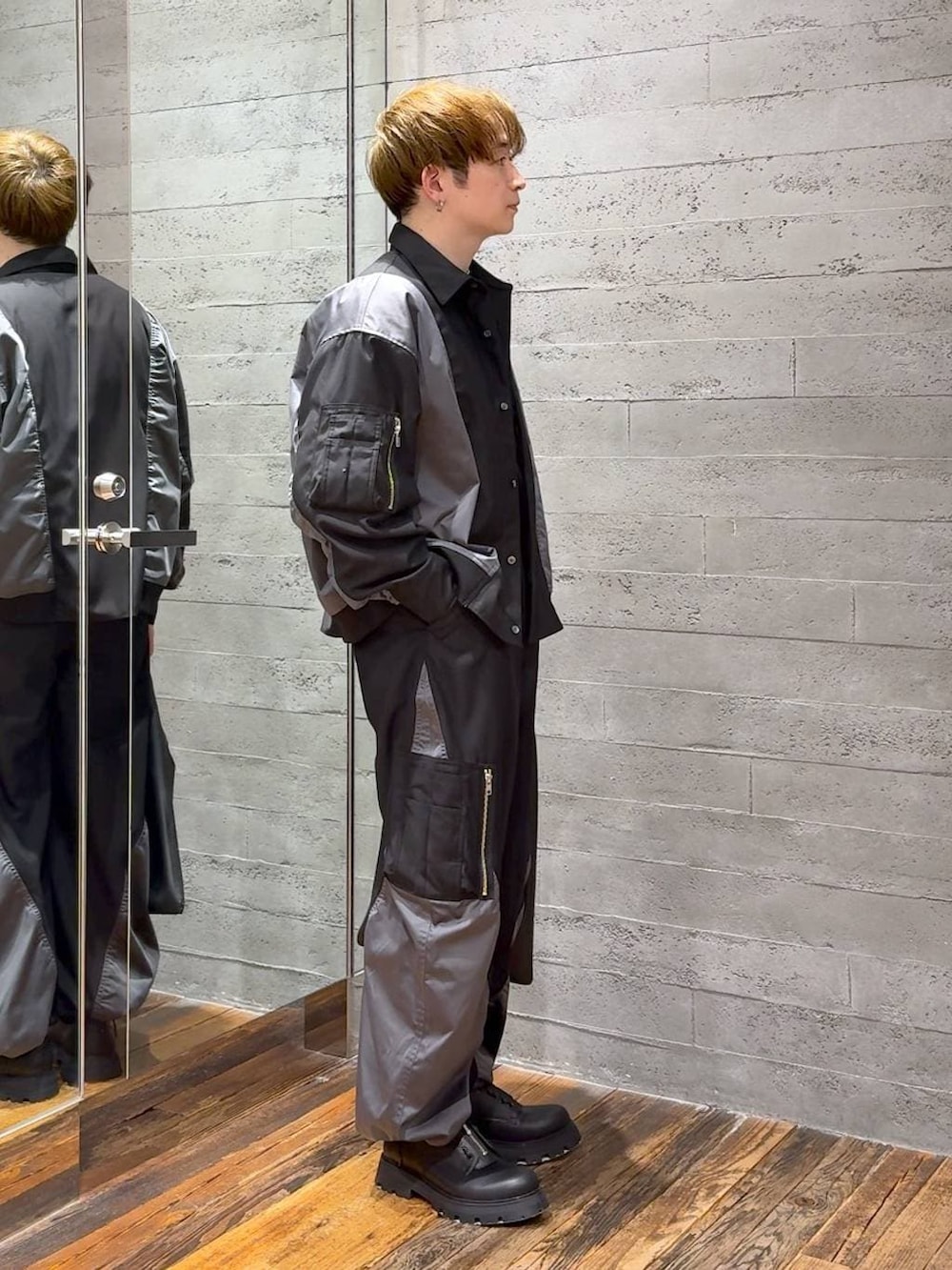 ブラック系のトートバッグ、ブラック系のTシャツ/カットソー、ブラック系のドレスシューズを着用したメンズの春コーディネートの2枚目の写真