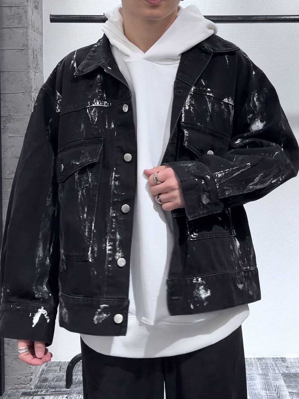 ブラック系のブーツ、ブラック系のその他パンツ、ブラック系のデニムジャケットを着用したメンズの冬コーディネートの5枚目の写真