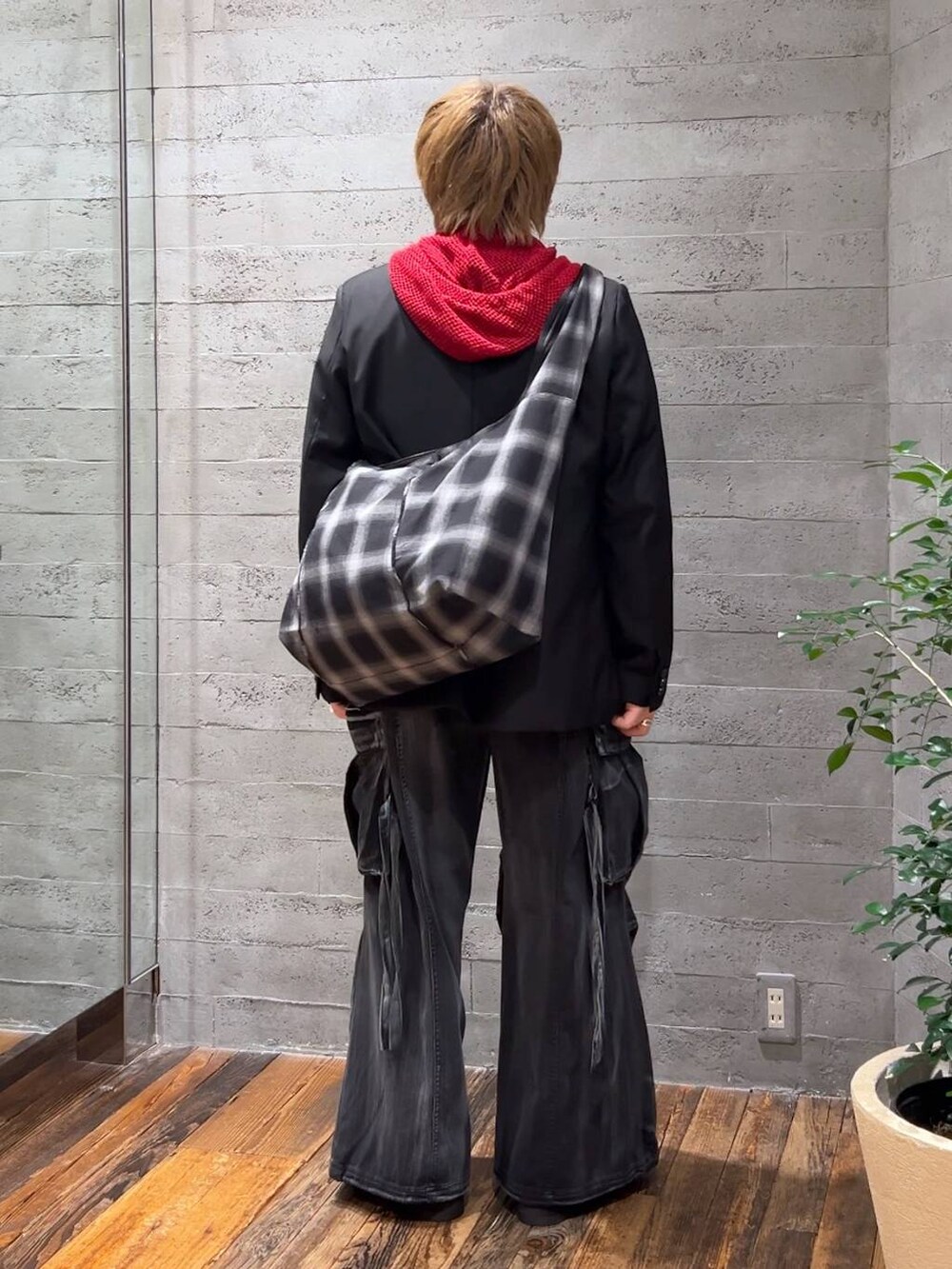 ブラック系のTシャツ/カットソー、ブラック系のテーラードジャケット、ブラック系のドレスシューズを着用したメンズの春コーディネートの3枚目の写真
