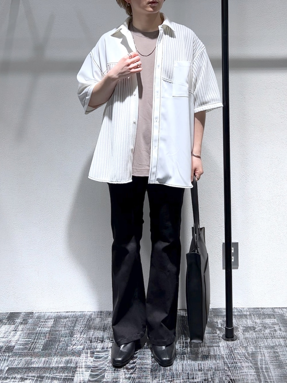 ホワイト系のシャツ/ブラウス、ベージュ系のTシャツ/カットソー、ブラック系のデニムパンツを着用したメンズの春コーディネートの2枚目の写真