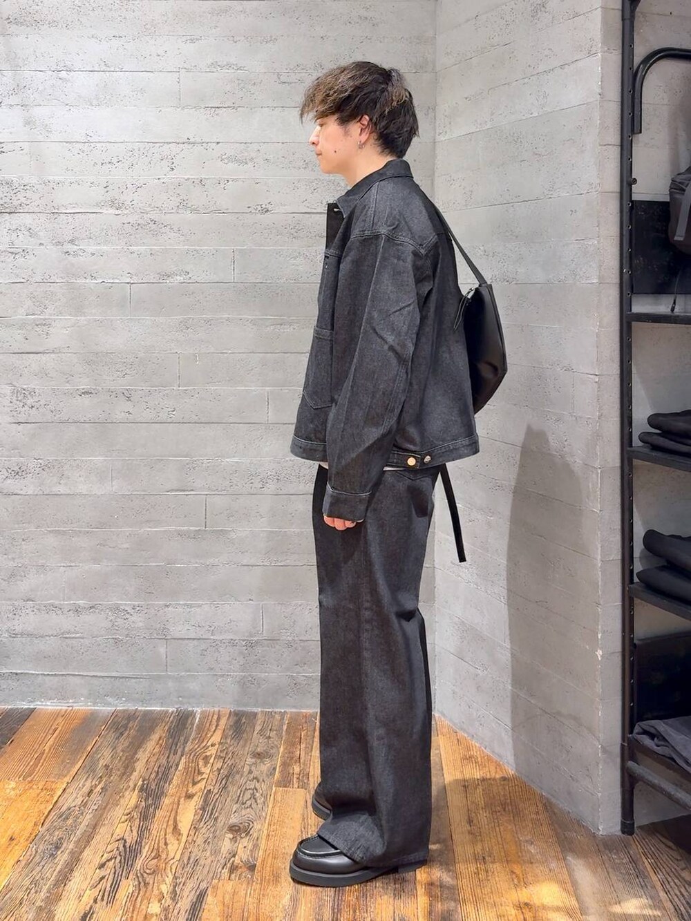ブラック系のデニムパンツ、ブラック系のデニムジャケット、ブラック系のローファーを着用したメンズの秋コーディネートの4枚目の写真