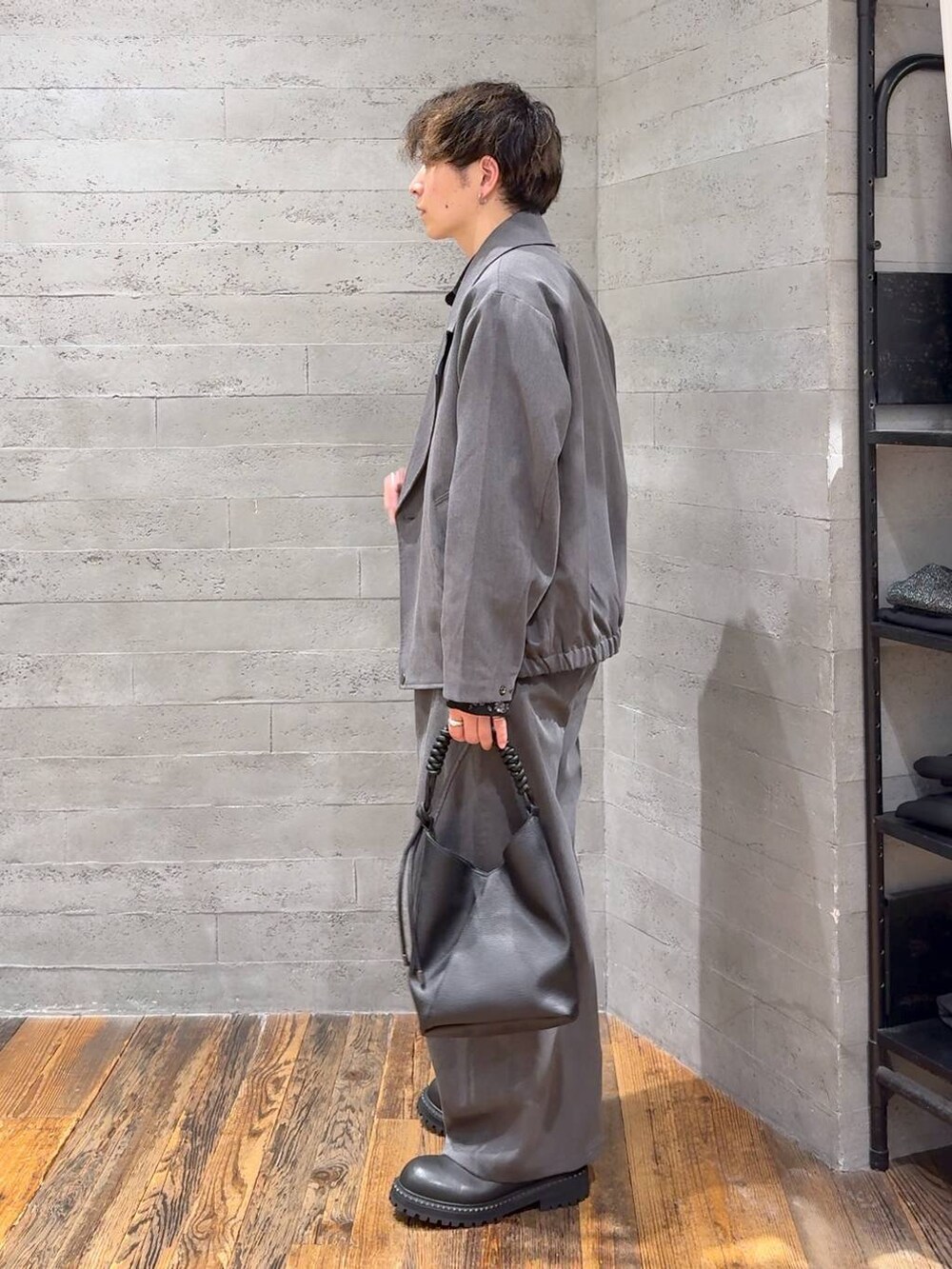 グレー系のスラックス、ブラック系のシャツ/ブラウス、ブラック系のブーツを着用したメンズの秋コーディネートの4枚目の写真