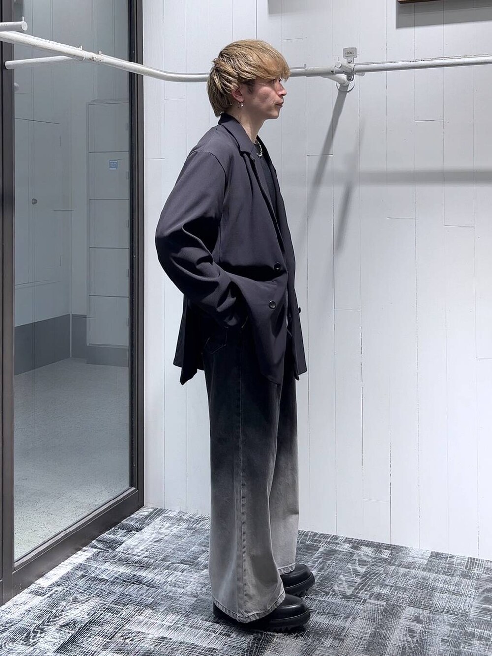 ブラック系のドレスシューズ、ブラック系のショルダーバッグ、ブラック系のテーラードジャケットを着用したメンズの春コーディネートの3枚目の写真