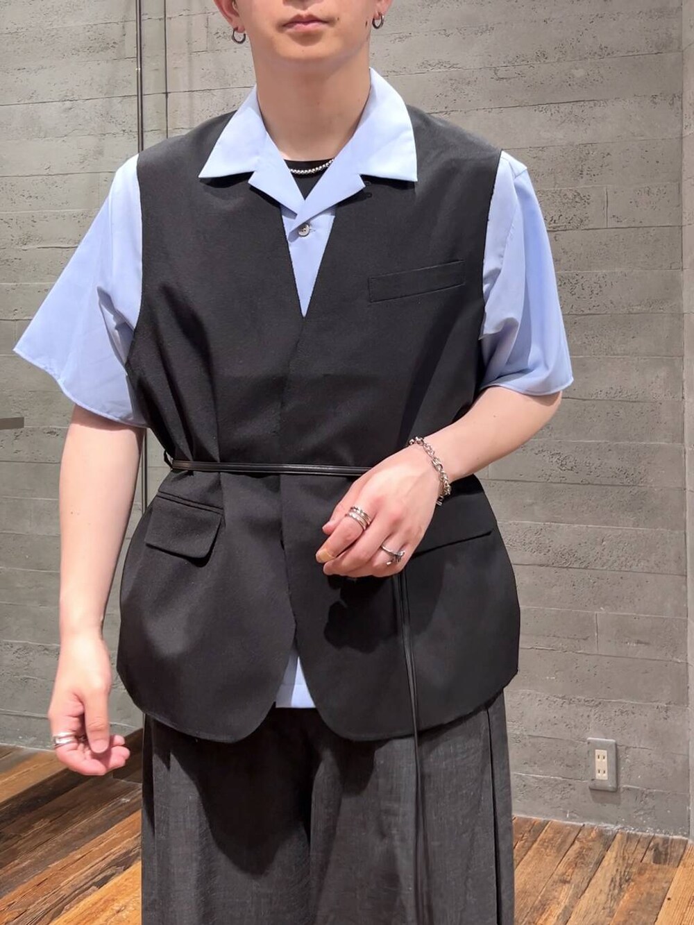 ブラック系のドレスシューズ、ブルー系のシャツ/ブラウス、ブラック系のベストを着用したメンズの夏コーディネートの5枚目の写真