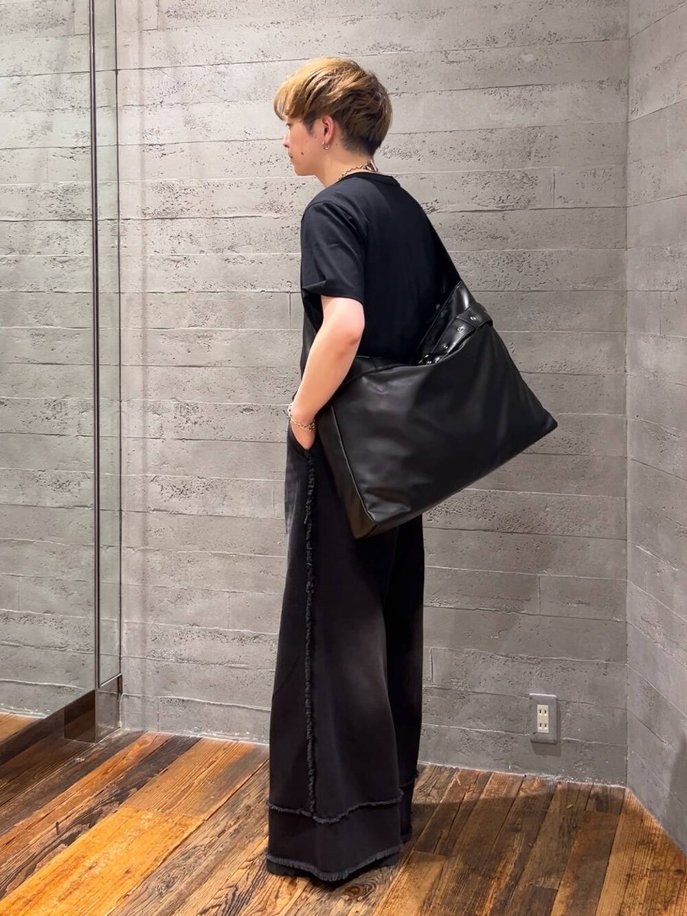 ブラック系のサンダル、ブラック系のショルダーバッグ、ブラック系のデニムパンツを着用したメンズの夏コーディネートの4枚目の写真