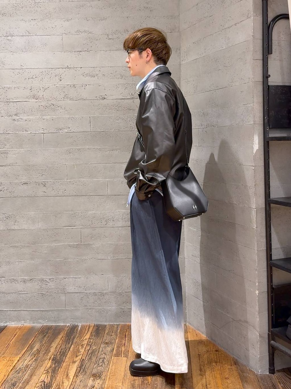 ブラック系のブーツ、ブラック系のその他パンツ、ブラック系のショルダーバッグを着用したメンズの春コーディネートの4枚目の写真