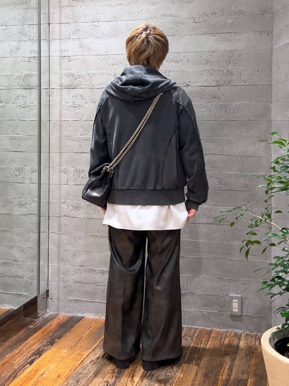 「HARE、ワイドパンツ、低身長、きれいめ、モード、オーバーサイズ、パーカー、シャツ、春コーデ」|「HAREの【SET UP対応】レザーワイドパンツ(HARE)(その他パンツ、ブラック系)」を使った、HARE もりたいさん(メンズ・168cm)の春コーディネートの3枚目の写真