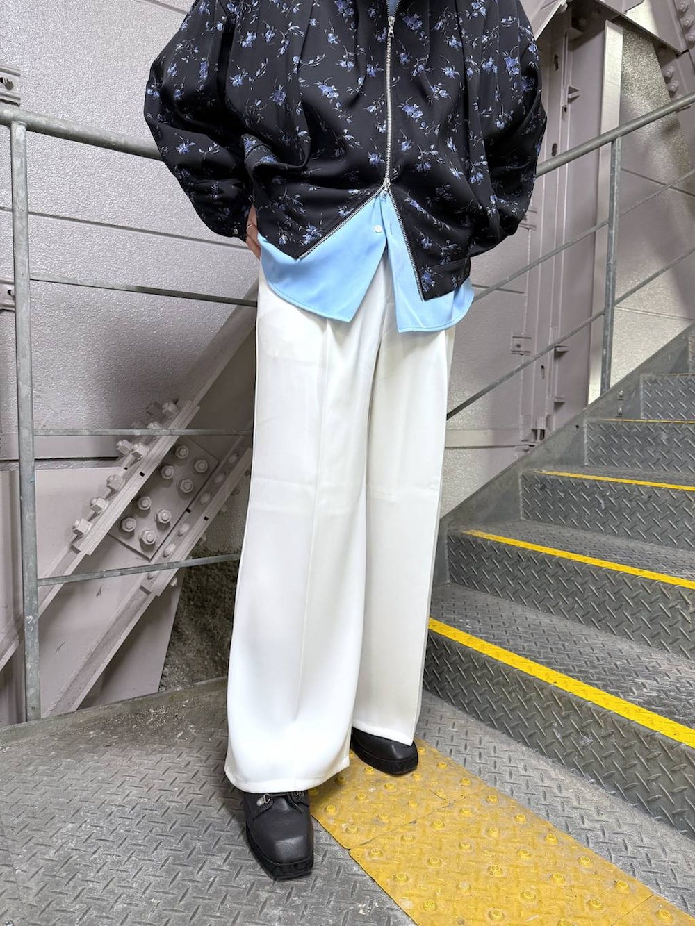 ホワイト系のスラックス、ブルー系のシャツ/ブラウス、ブラック系のサンダルを着用したメンズの春コーディネートの2枚目の写真