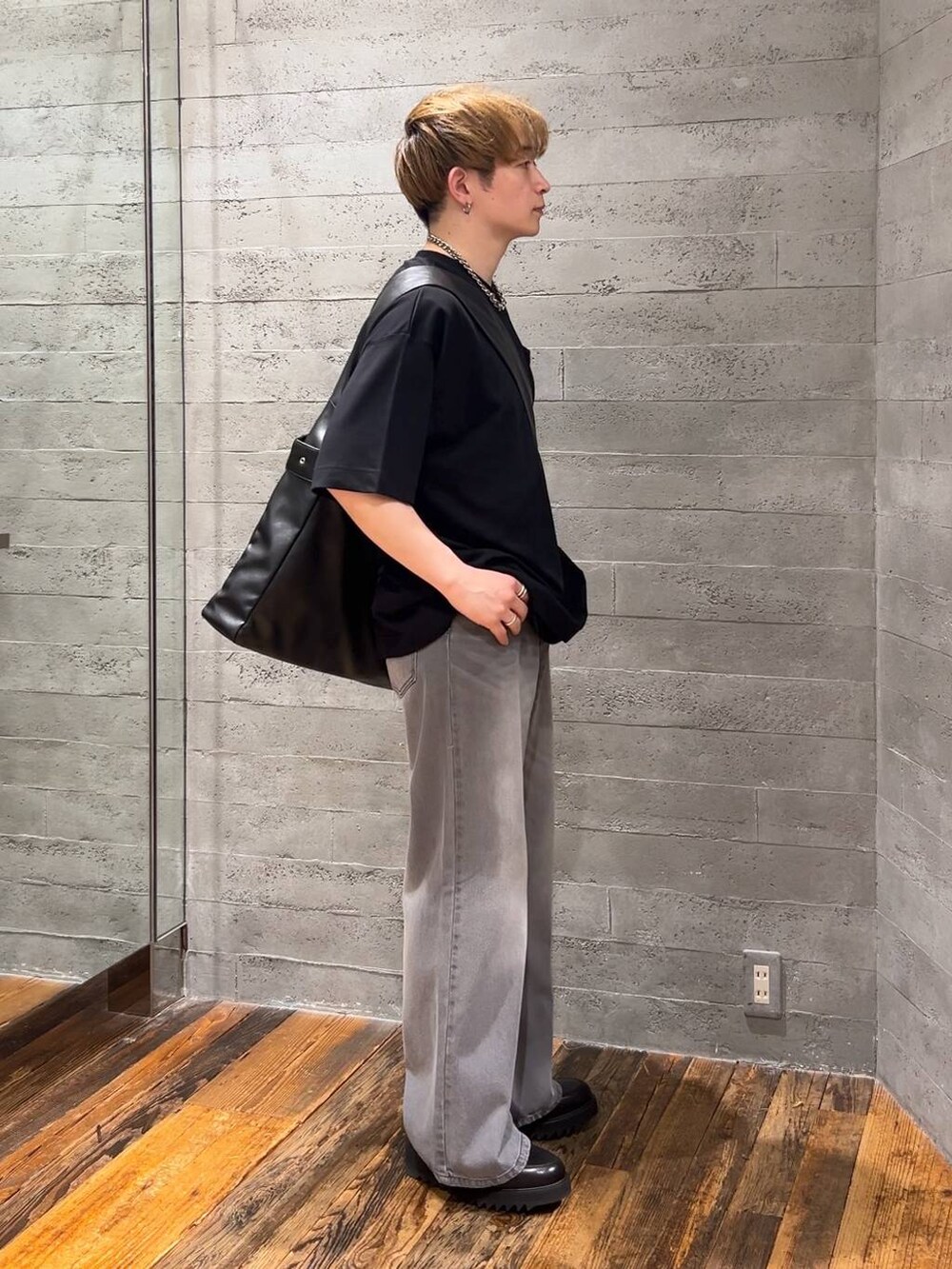 ブラック系のショルダーバッグ、ブラック系のドレスシューズ、ブラック系のTシャツ/カットソーを着用したメンズの夏コーディネートの2枚目の写真