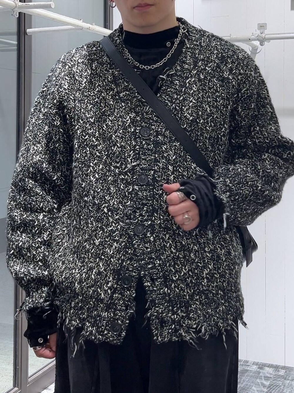 ブラック系のブーツ、ブラック系のTシャツ/カットソー、ブラック系のショルダーバッグを着用したメンズの冬コーディネートの5枚目の写真