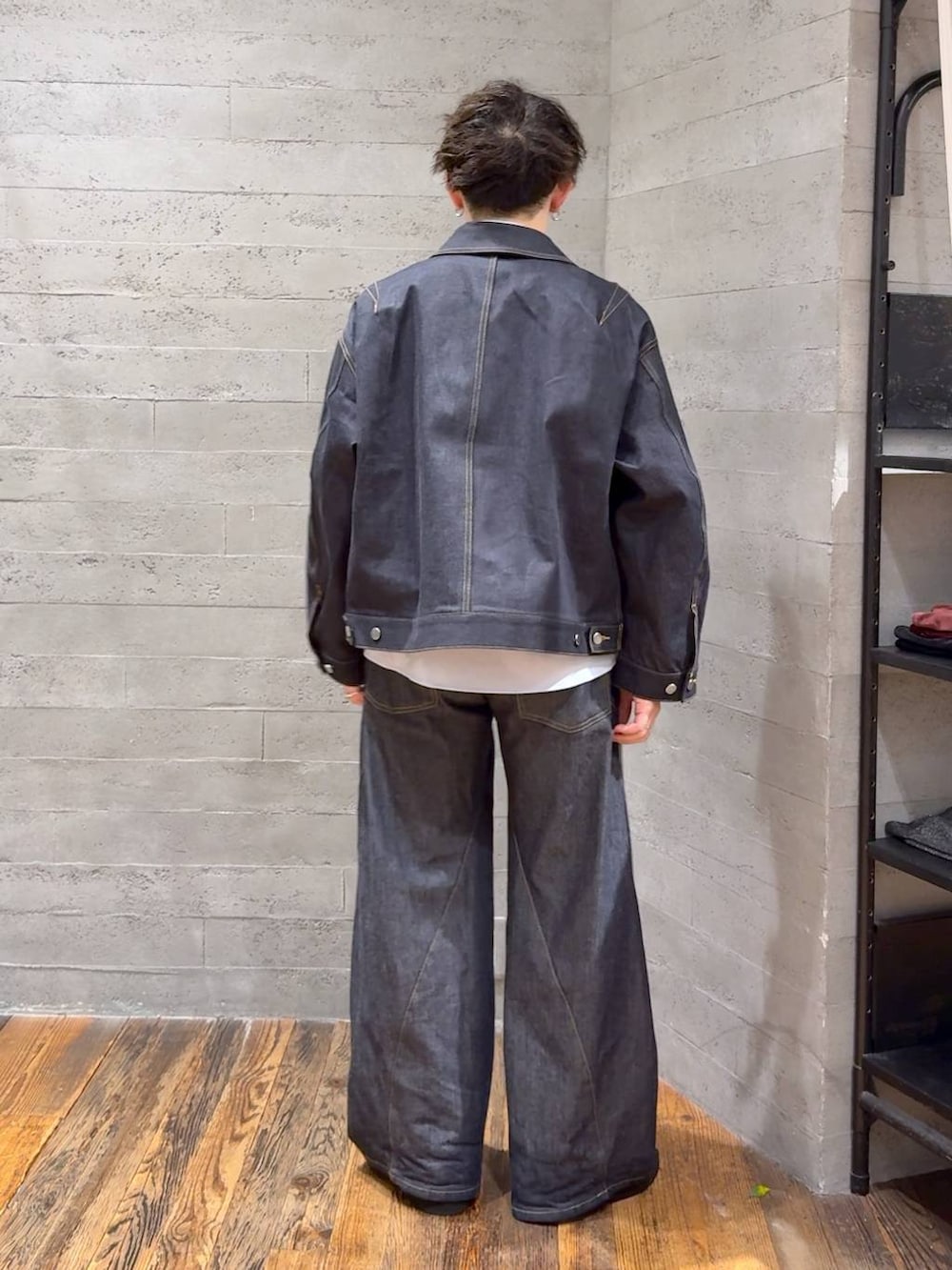 ブルー系のデニムパンツ、ブラック系のネクタイ、ブラック系のローファーを着用したメンズの秋コーディネートの3枚目の写真