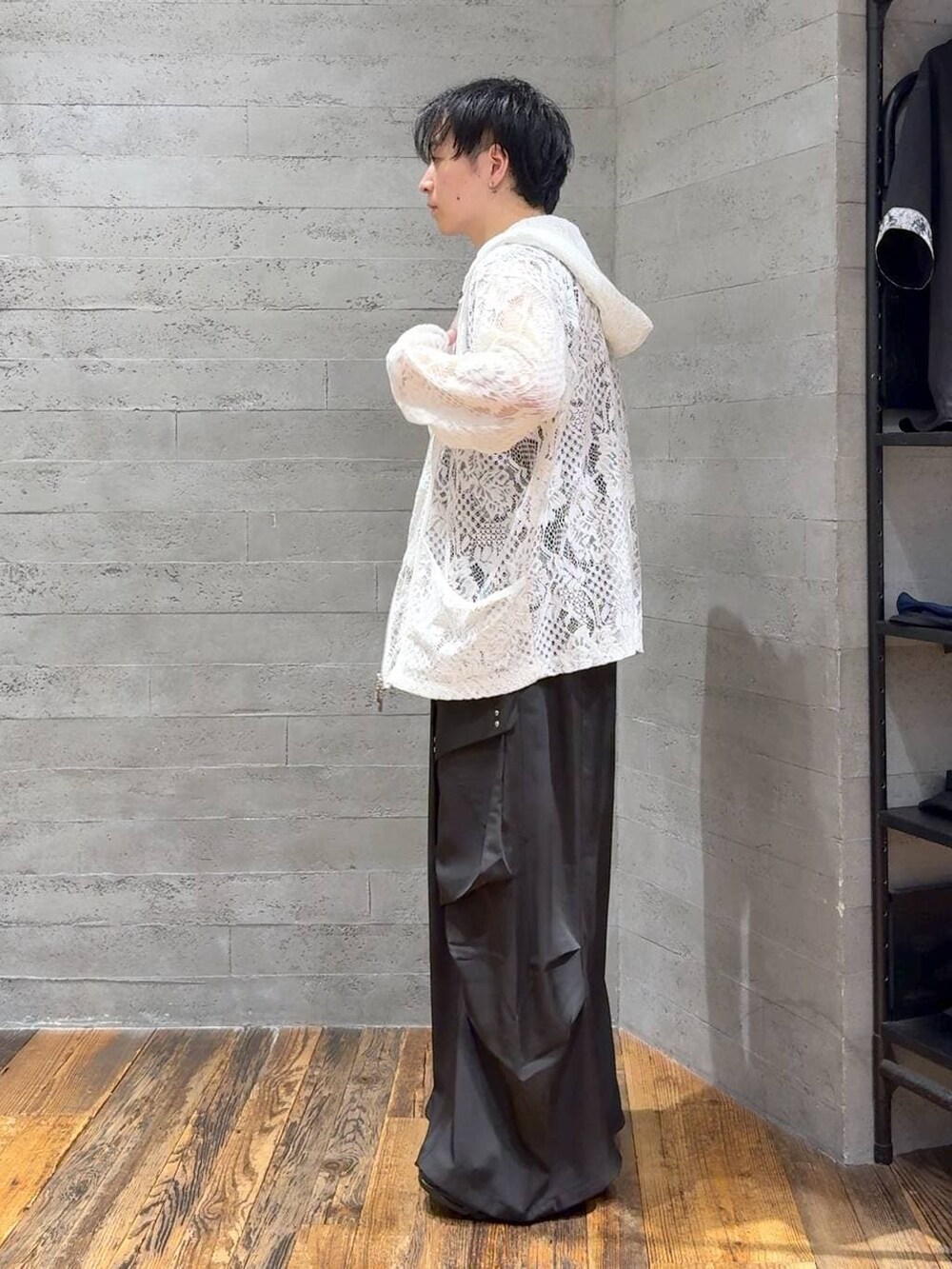 ブラック系のサンダル、ブラック系のTシャツ/カットソー、ブラック系のカーゴパンツを着用したメンズの夏コーディネートの4枚目の写真