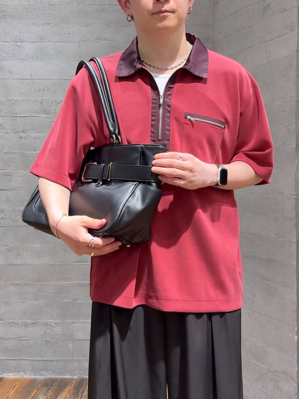 ホワイト系のTシャツ/カットソー、ブラック系のスラックス、ブラック系のトートバッグを着用したメンズの夏コーディネートの5枚目の写真