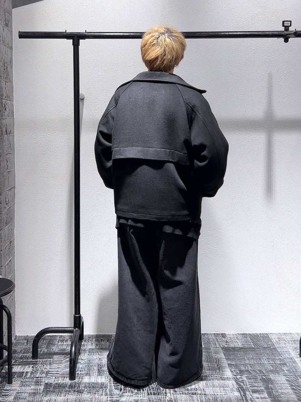 ブルー系のカーディガン/ボレロ、ブラック系のブルゾン、ブラック系のドレスシューズを着用したメンズの冬コーディネートの4枚目の写真