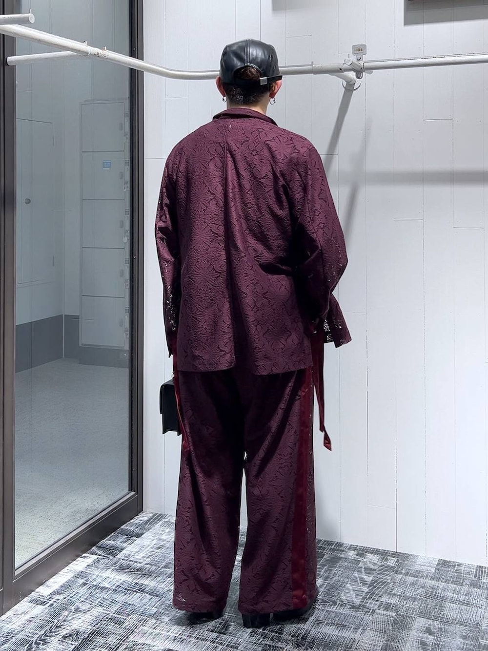 ブラック系のドレスシューズ、レッド系のその他パンツ、レッド系のテーラードジャケットを着用したメンズの夏コーディネートの3枚目の写真