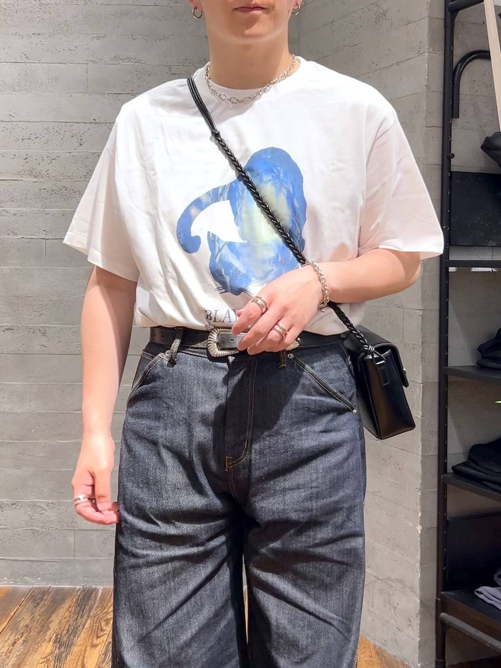 「低身長、きれいめ、モード、オーバーサイズ、HARE、デニムパンツ、Tシャツ、カジュアル、個性派」|「HAREのステンレスブレスレット(HARE)(ブレスレット、シルバー系)」を使った、HARE もりたいさん(メンズ・168cm)の夏コーディネートの5枚目の写真