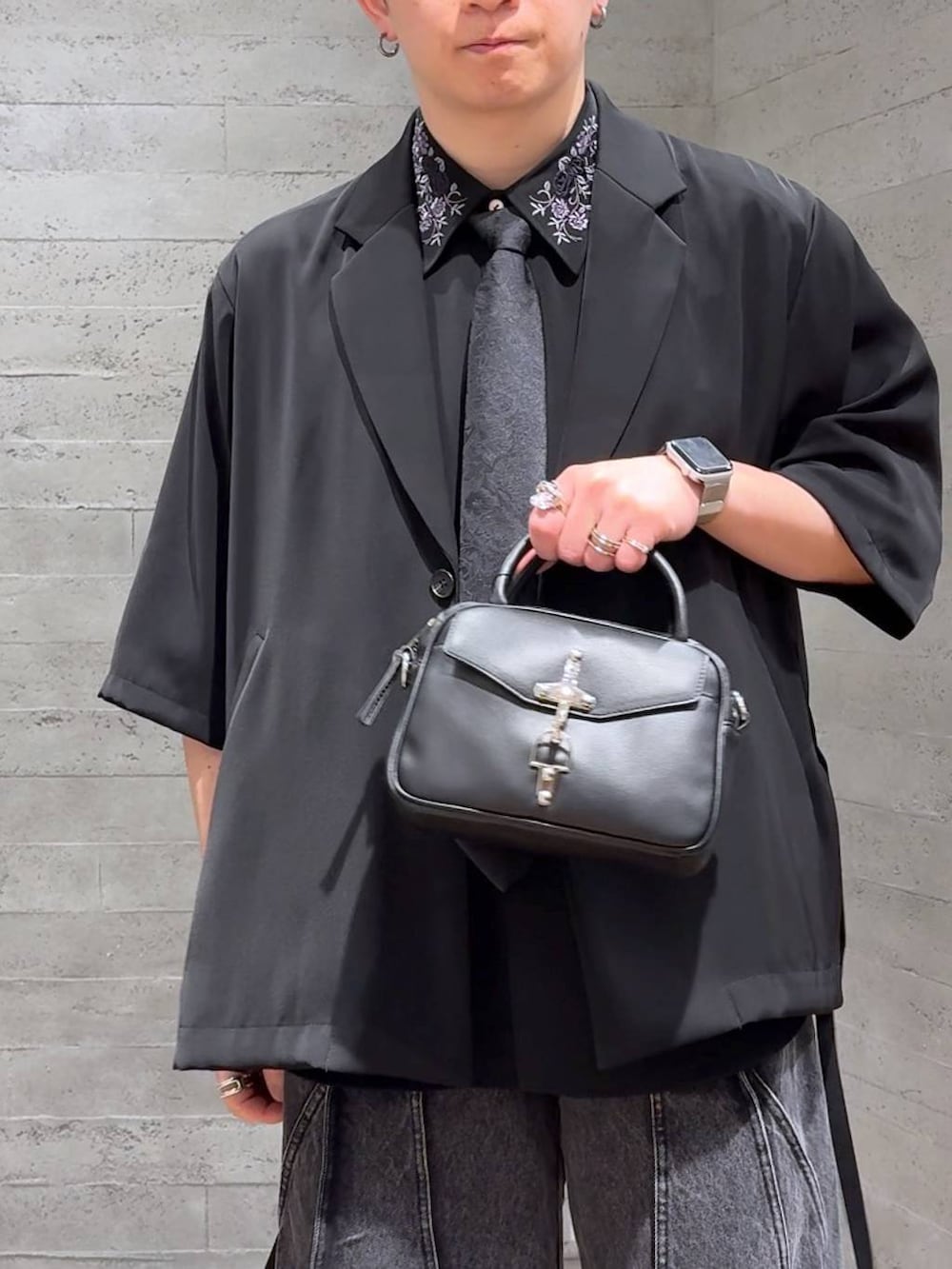 ブラック系のシャツ/ブラウス、ブラック系のサンダル、ブラック系のデニムパンツを着用したメンズの春コーディネートの5枚目の写真