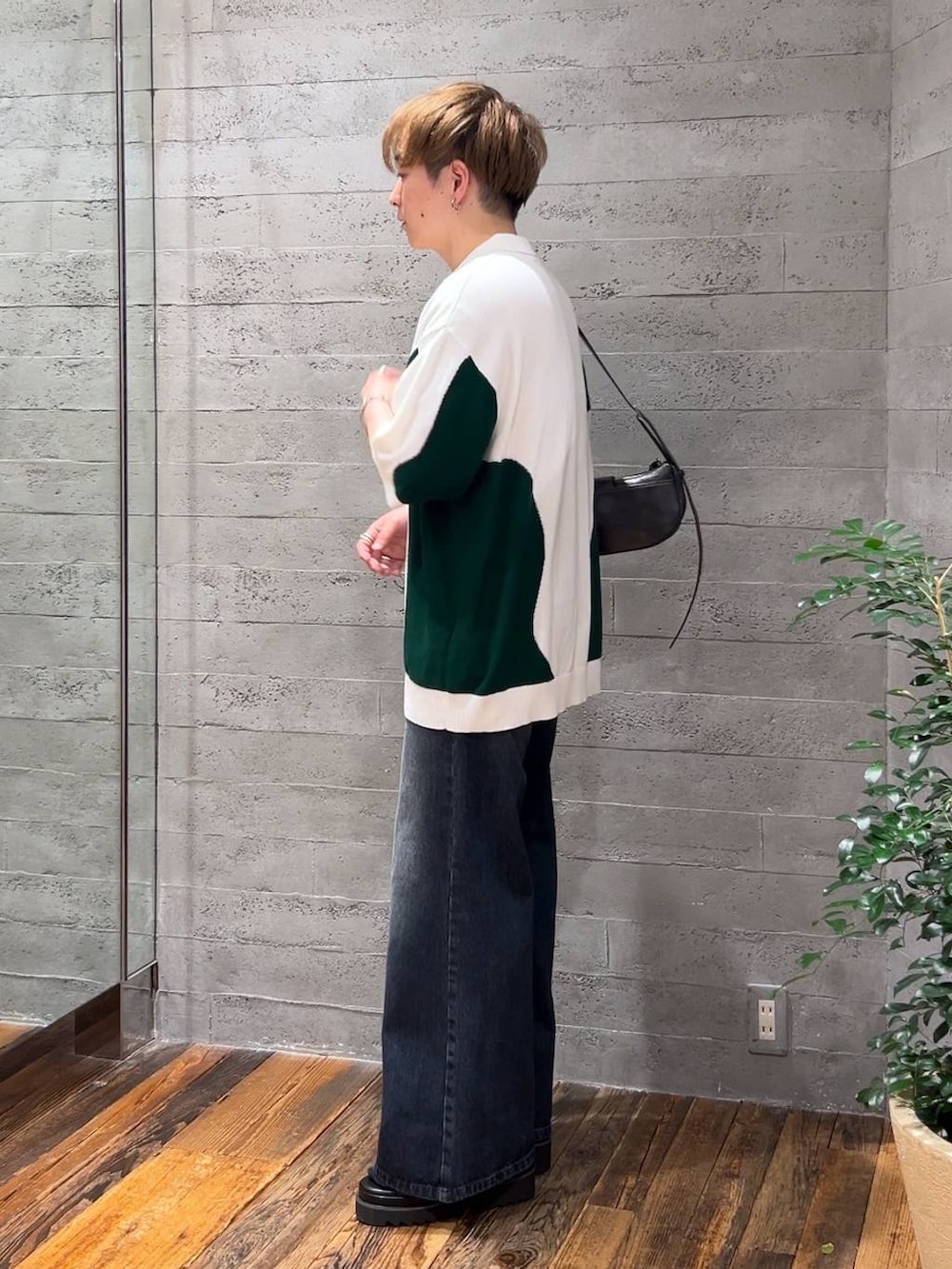 グレー系のショルダーバッグ、ブラック系のサンダル、ブルー系のデニムパンツを着用したメンズの夏コーディネートの4枚目の写真