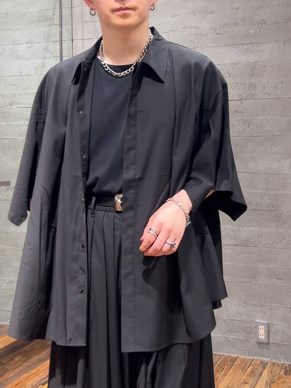 ブラック系のその他パンツ、ブラック系のTシャツ/カットソー、ブラック系のサンダルを着用したメンズの夏コーディネートの5枚目の写真