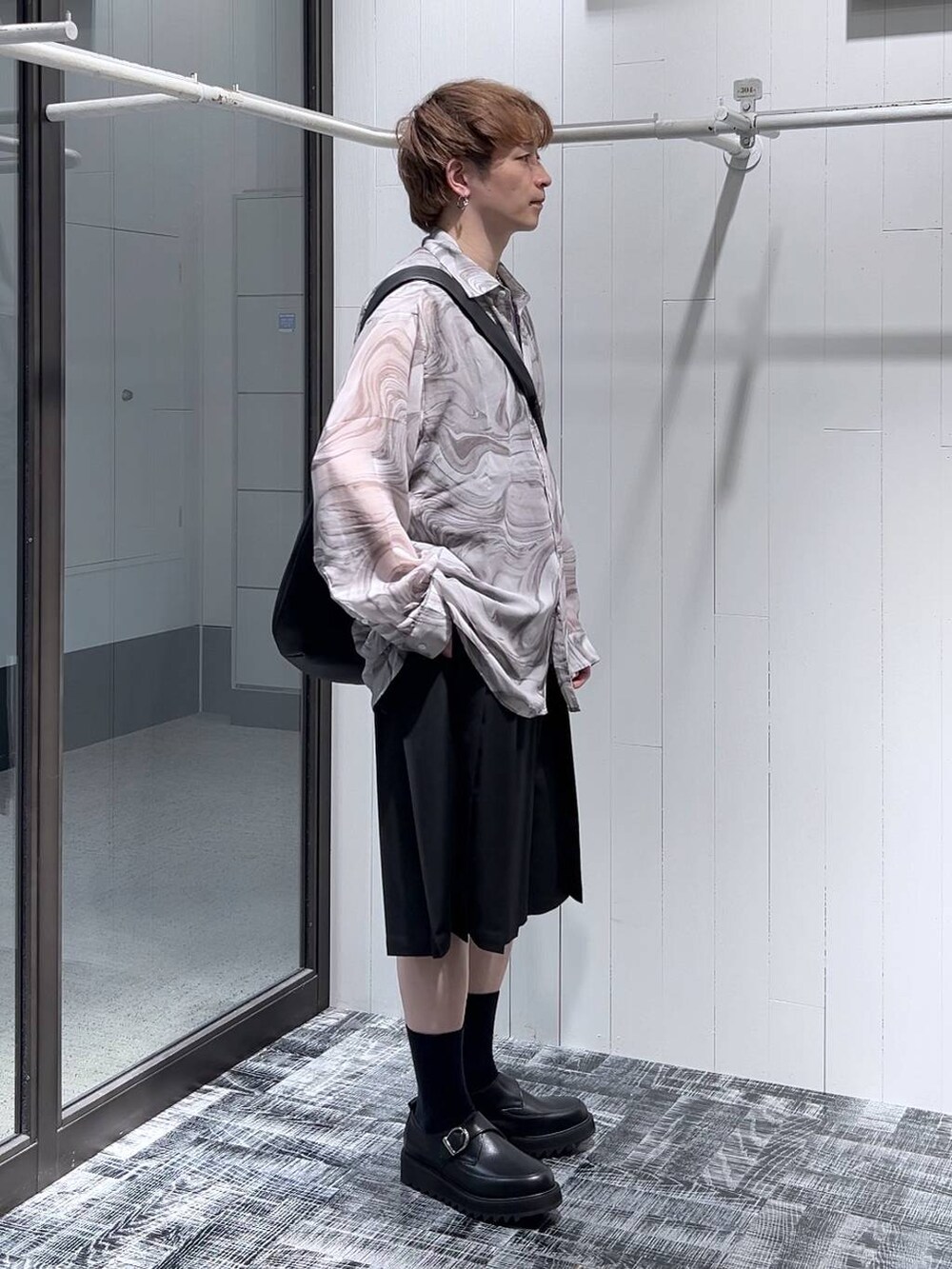 グレー系のシャツ/ブラウス、ブラック系のその他パンツ、ブラック系のドレスシューズを着用したメンズの春コーディネートの3枚目の写真