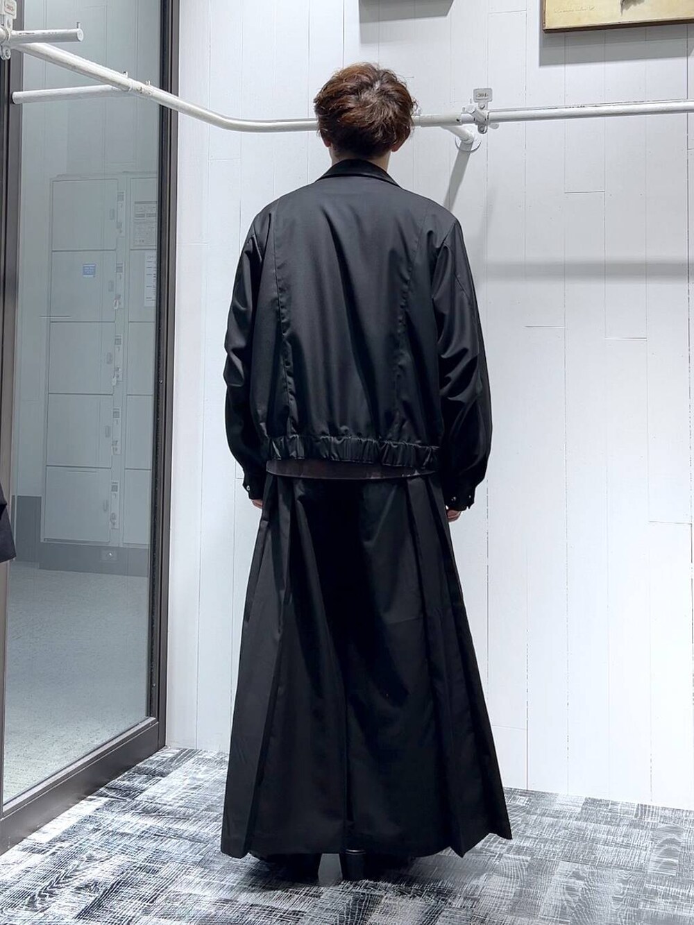 ブラック系のその他パンツ、ブラック系のドレスシューズ、ブラウン系のスウェットを着用したメンズの秋コーディネートの3枚目の写真