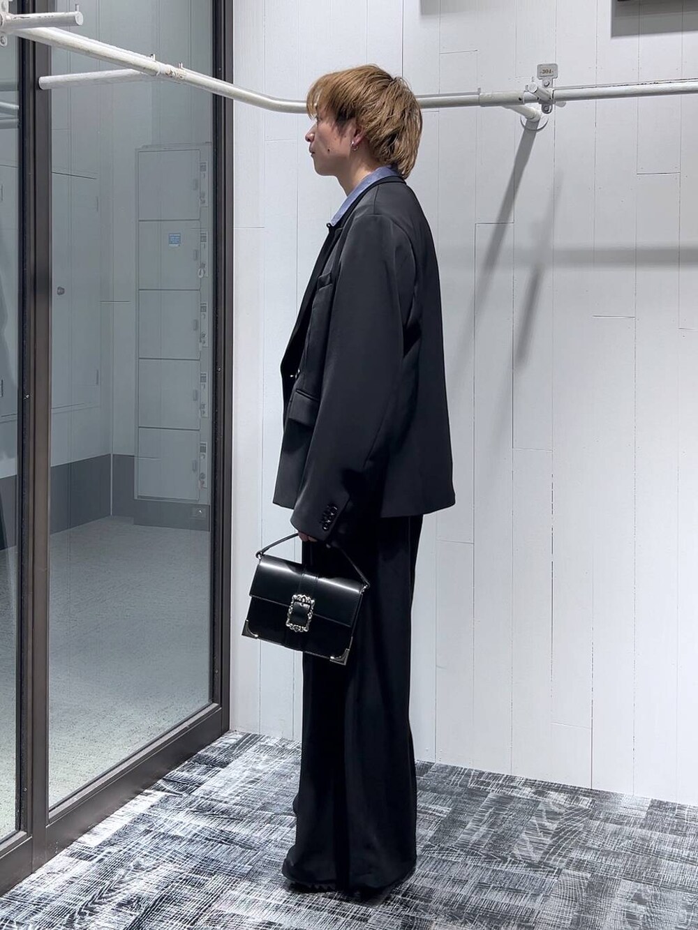 ブラック系のショルダーバッグ、ブルー系のシャツ/ブラウス、ブラック系のドレスシューズを着用したメンズの春コーディネートの4枚目の写真