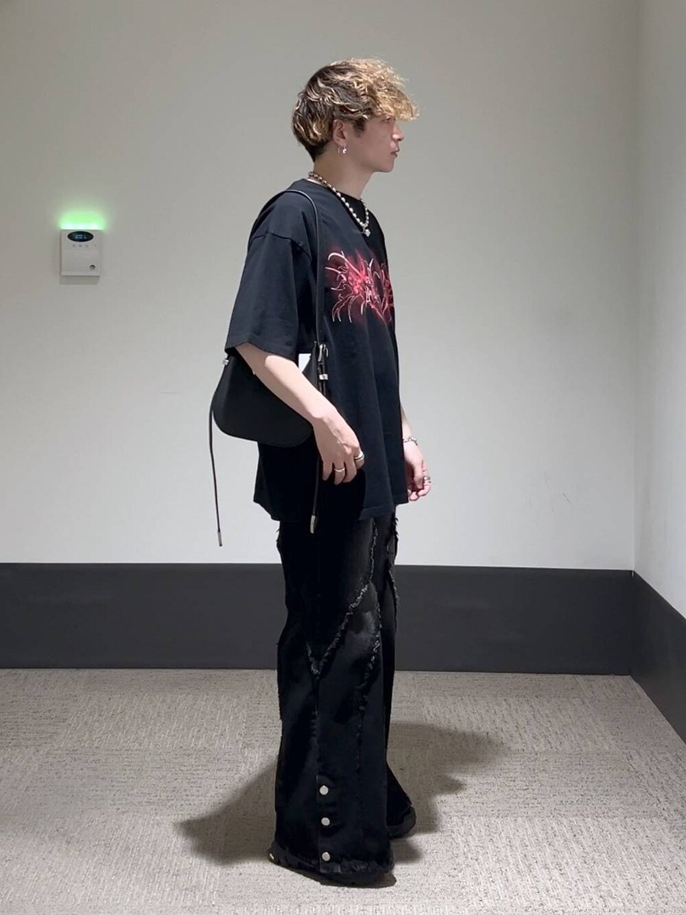 ブラック系のサンダル、ブラック系のショルダーバッグ、ブラック系のTシャツ/カットソーを着用したメンズの夏コーディネートの2枚目の写真