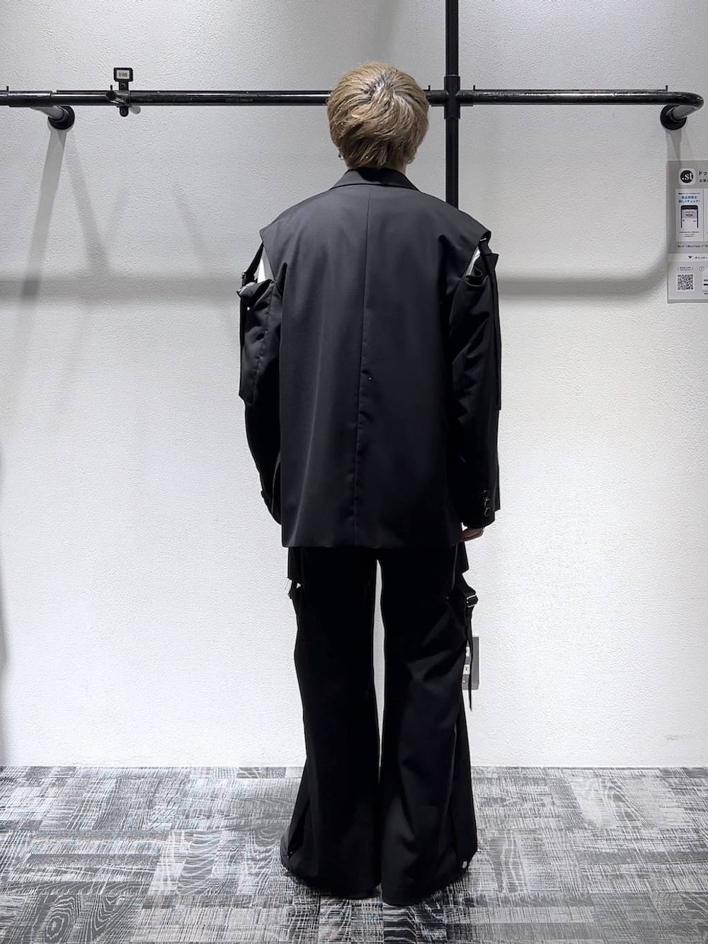 ブラック系のテーラードジャケット、ブラック系のドレスシューズ、ブラック系のスラックスを着用したメンズの冬コーディネートの4枚目の写真