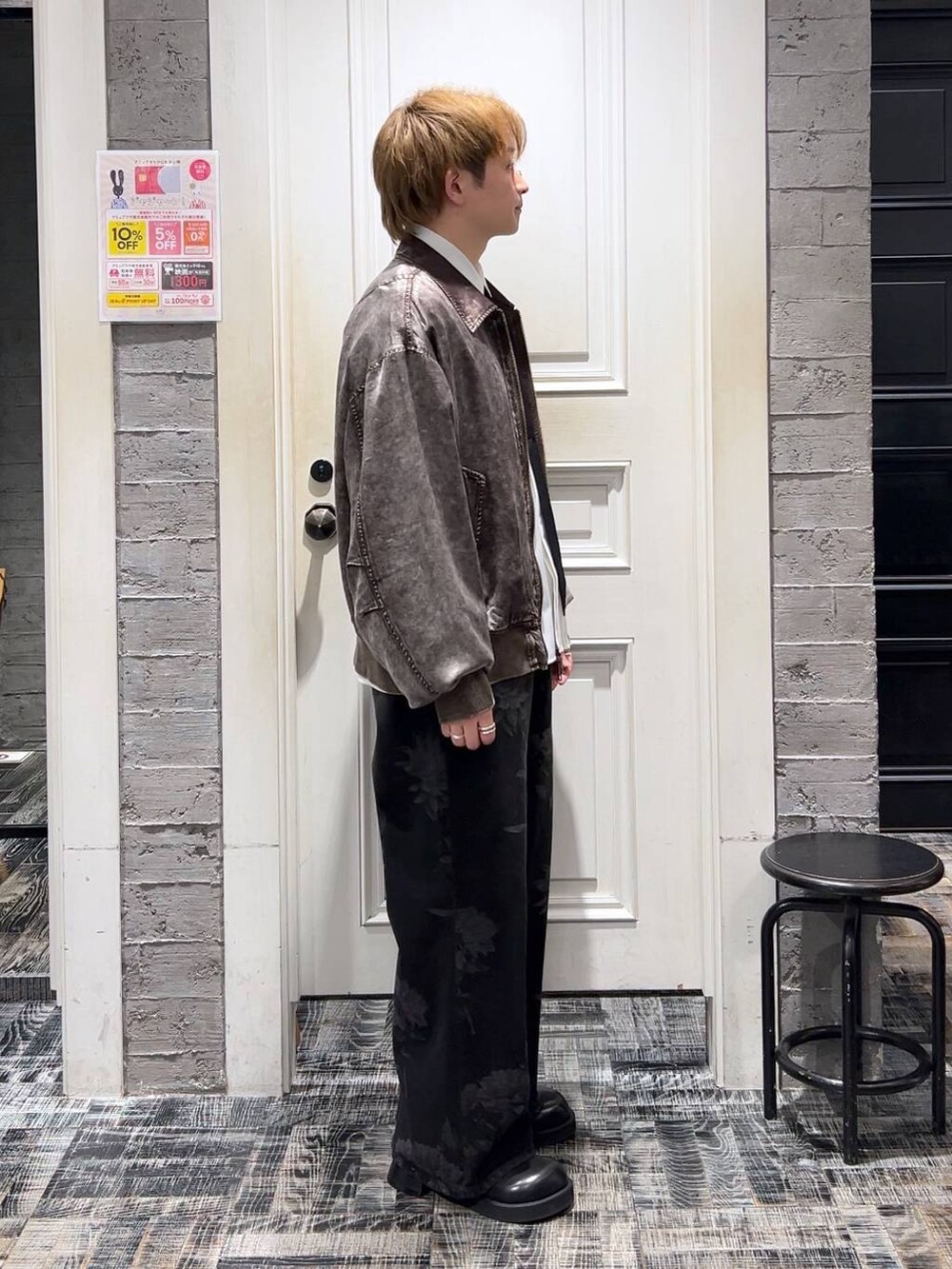 ブラック系のドレスシューズ、ブラウン系のブルゾン、ブラック系のデニムパンツを着用したメンズの冬コーディネートの2枚目の写真