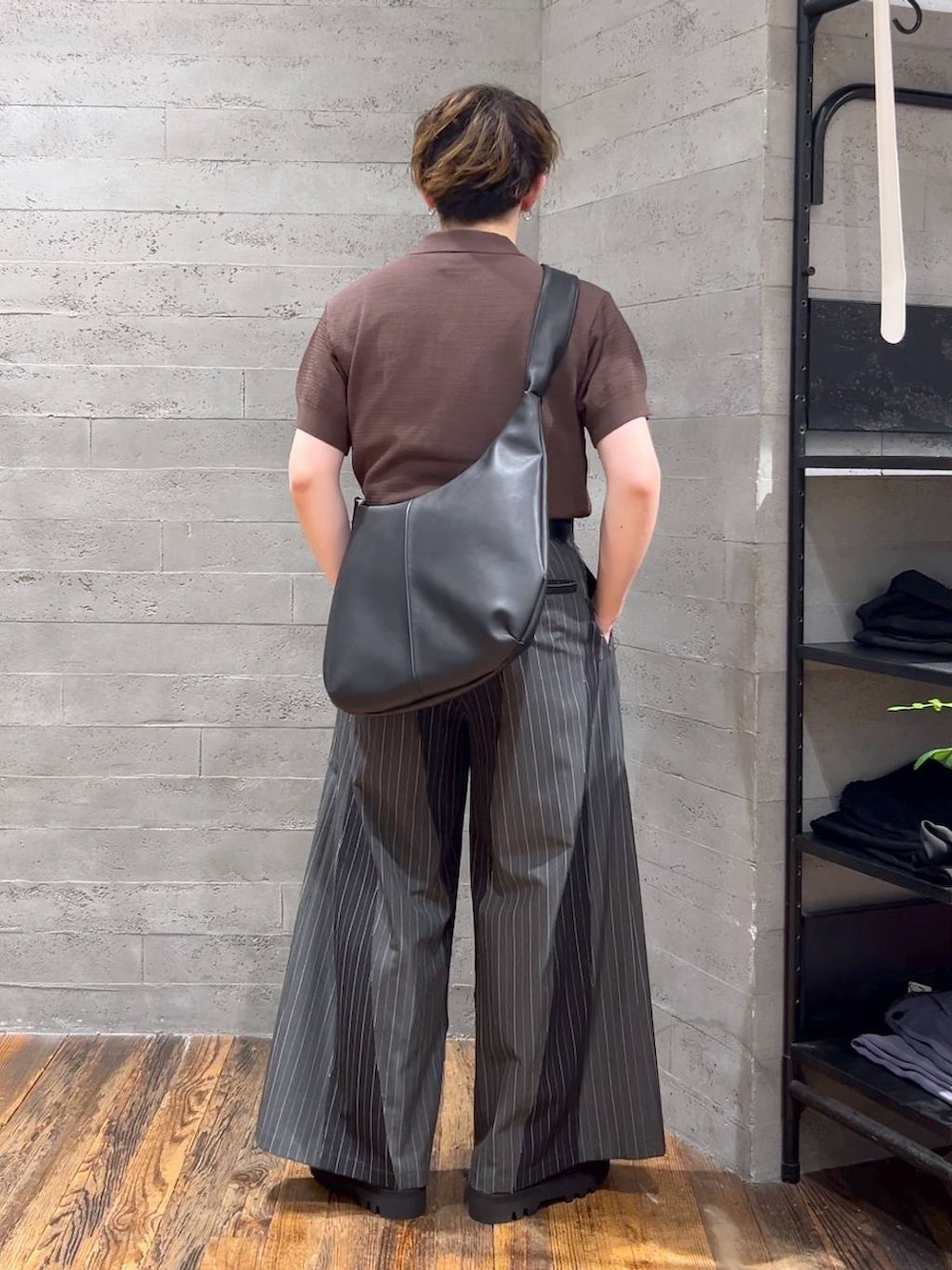 ブラック系のその他パンツ、ブラック系のショルダーバッグ、ブラウン系のポロシャツを着用したメンズの夏コーディネートの3枚目の写真