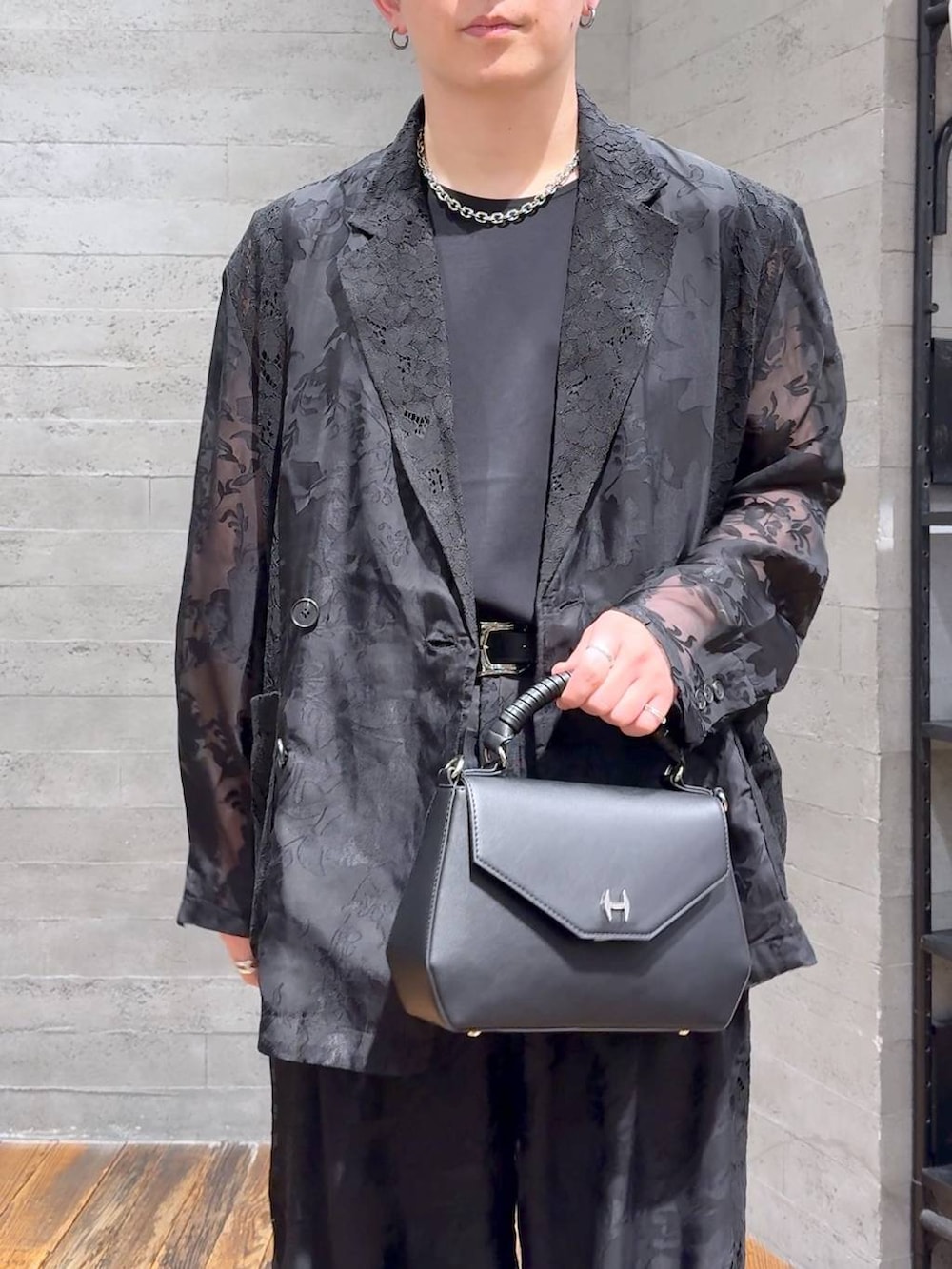 ブラック系のTシャツ/カットソー、ブラック系のサンダル、ブラック系のショルダーバッグを着用したメンズの春コーディネートの5枚目の写真