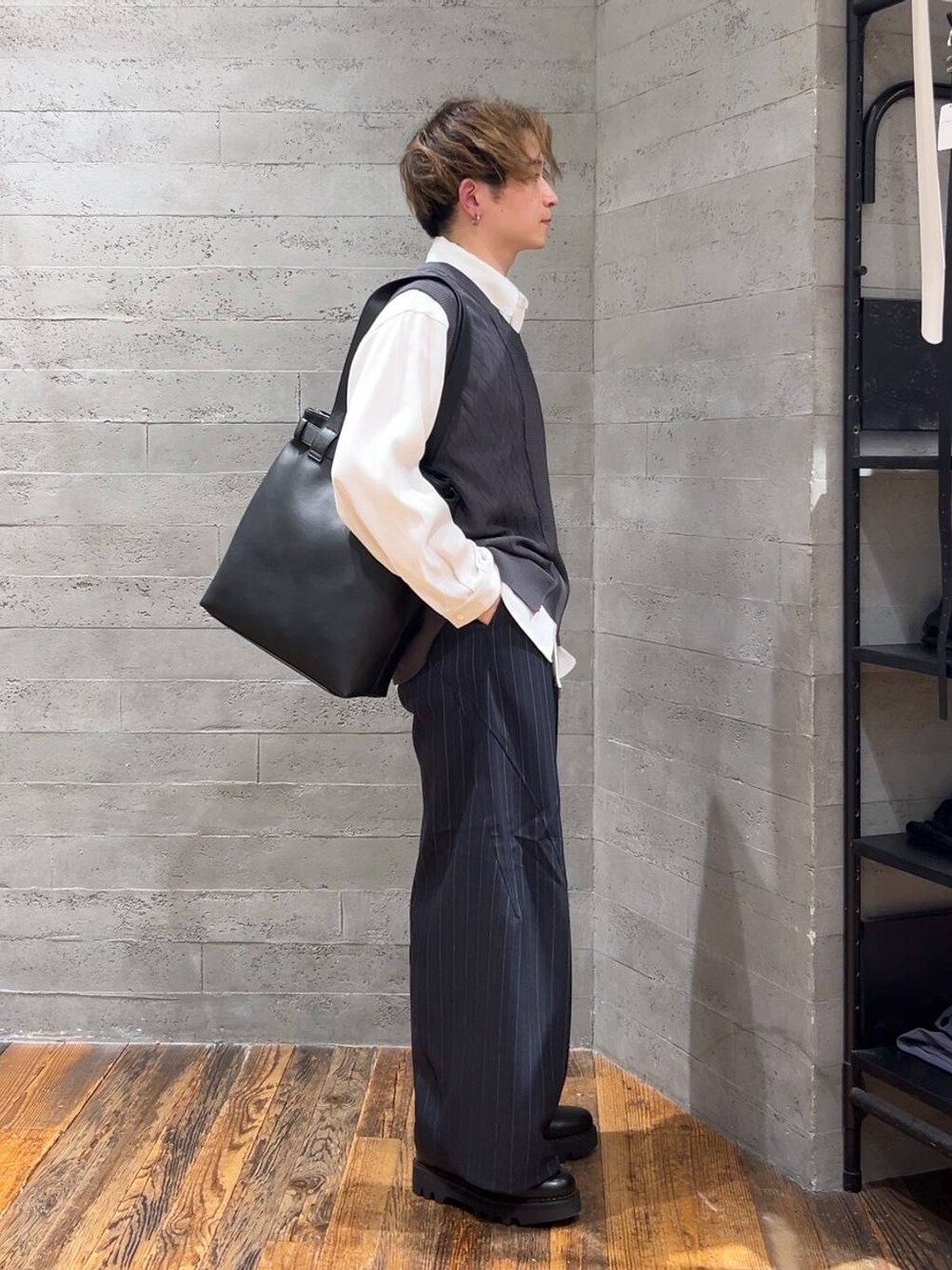 ブラック系のトートバッグ、ブラック系のドレスシューズ、グレー系のベストを着用したメンズの夏コーディネートの2枚目の写真