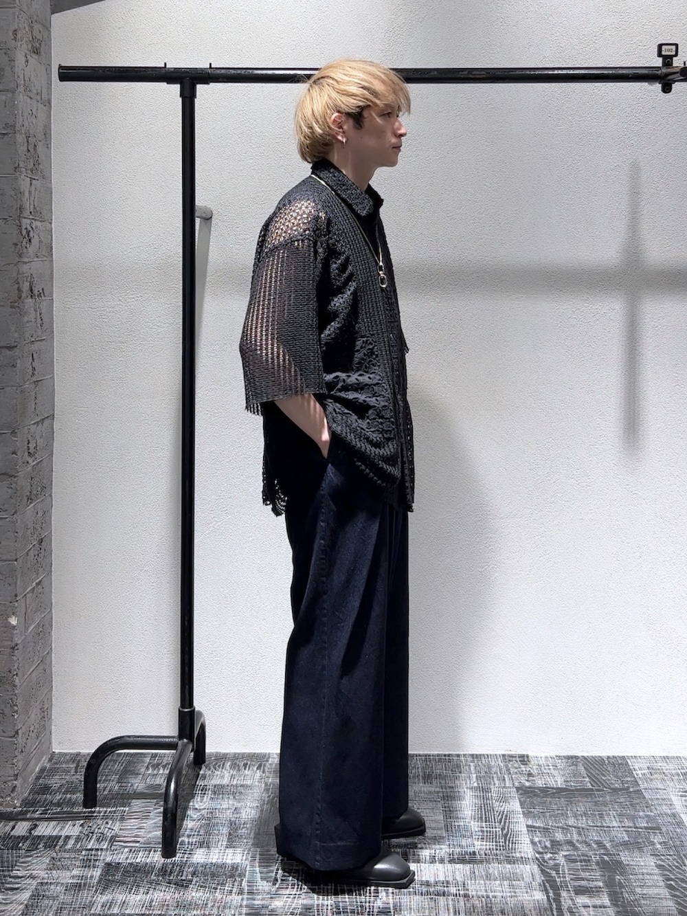 ブラック系のシャツ/ブラウス、ブルー系のデニムパンツ、ブラック系のその他シューズを着用したメンズの夏コーディネートの2枚目の写真