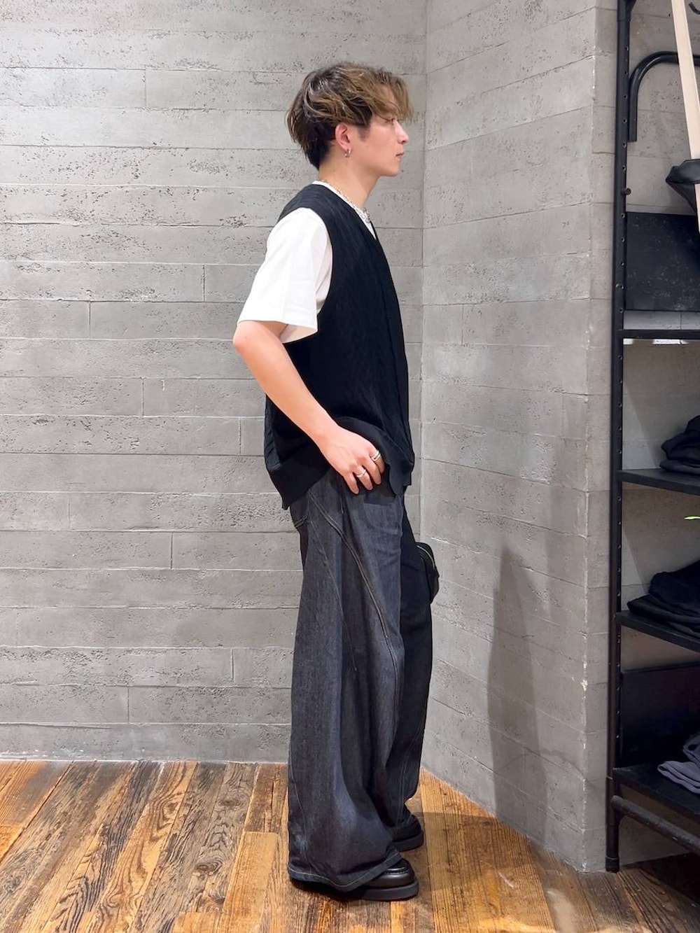 ブルー系のデニムパンツ、ブラック系のローファー、ブラック系のボストンバッグを着用したメンズの夏コーディネートの2枚目の写真