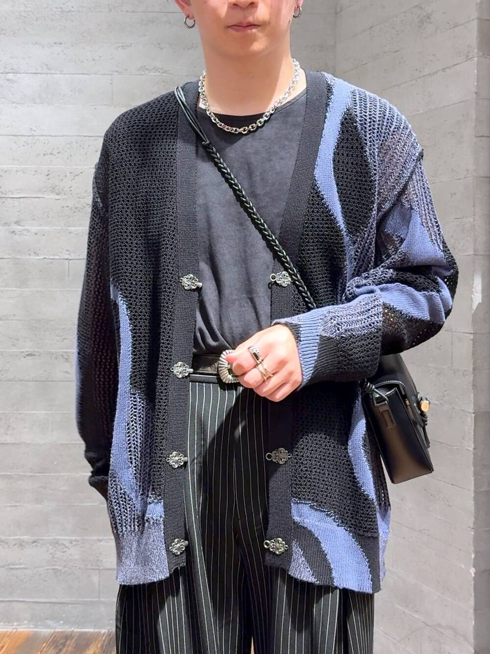 ブラック系のカーディガン/ボレロ、ブラック系のスラックス、ブラック系のローファーを着用したメンズの夏コーディネートの5枚目の写真