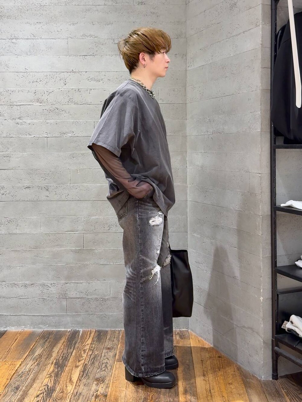 グレー系のTシャツ/カットソー、ブラック系のサンダル、ブラック系のトートバッグを着用したメンズの春コーディネートの2枚目の写真