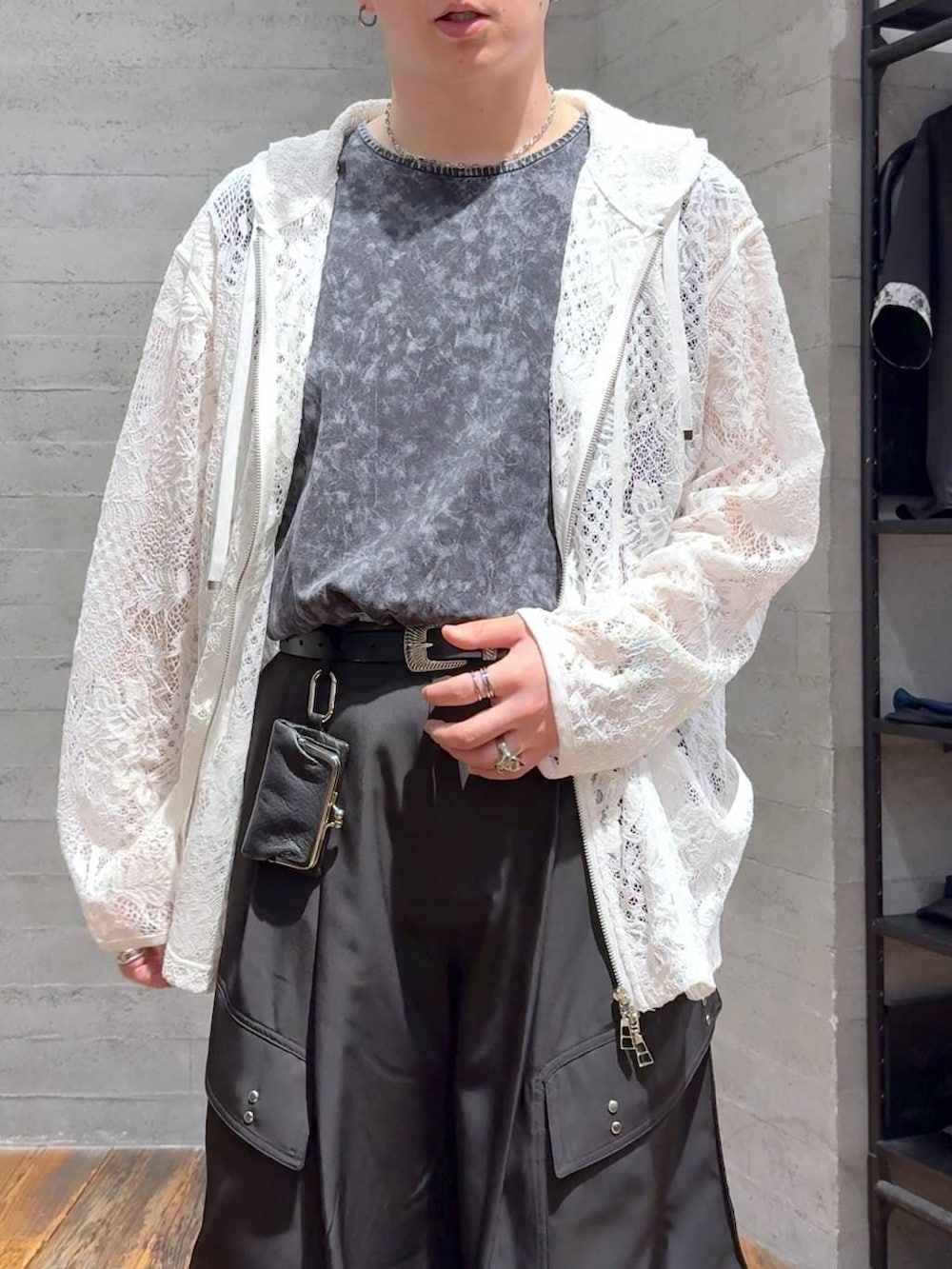 ブラック系のサンダル、ブラック系のTシャツ/カットソー、ブラック系のカーゴパンツを着用したメンズの夏コーディネートの5枚目の写真